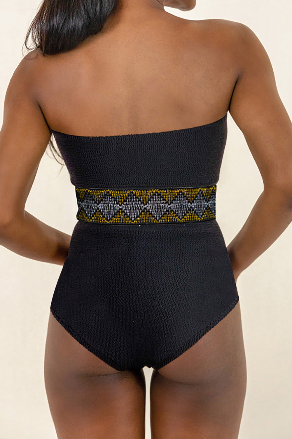 Schwarzer, trägerloser Badeanzug mit geometrischem Besatz und hoher Taille