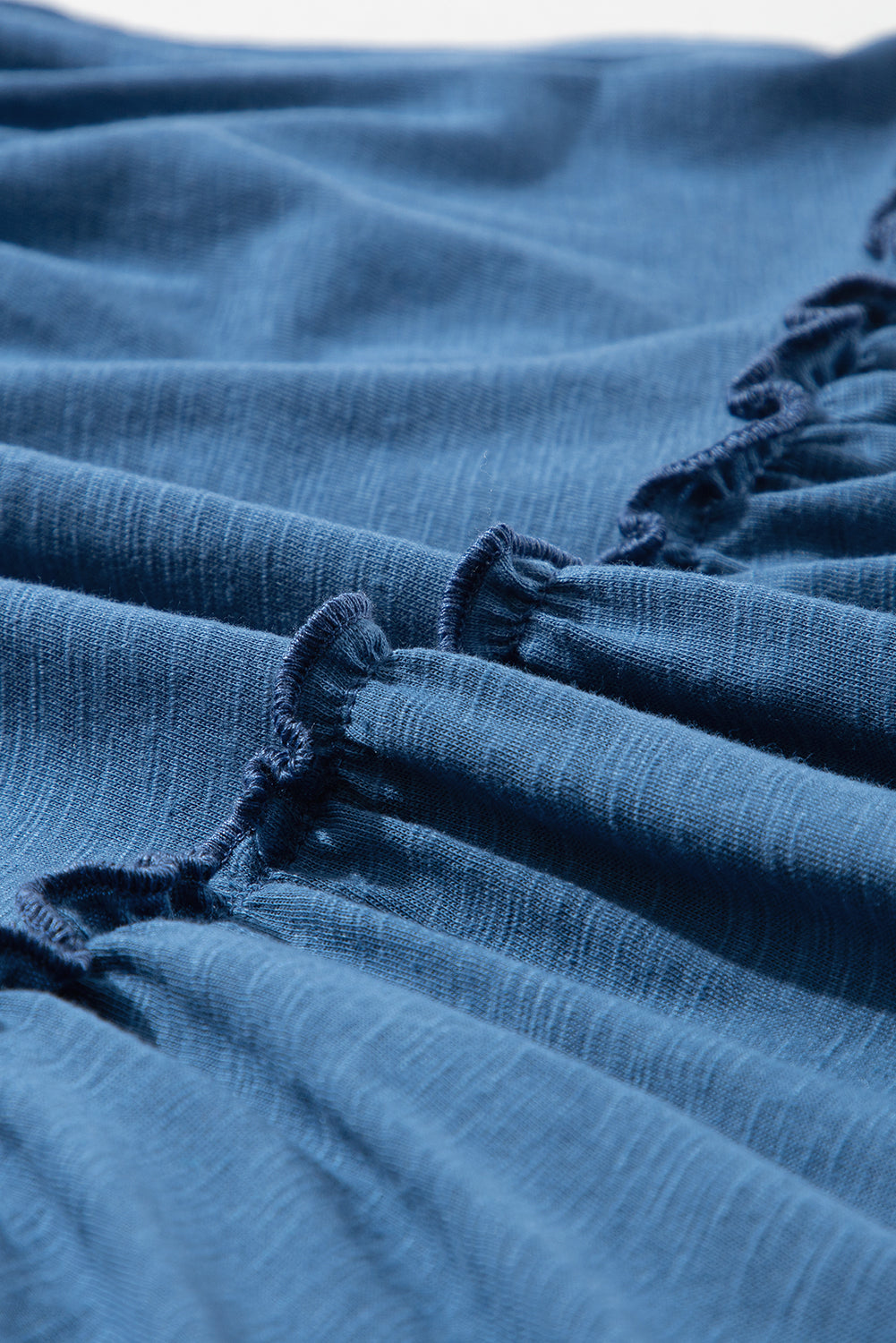 Robe fluide sans manches à plusieurs niveaux et col en V fendue bleu voile