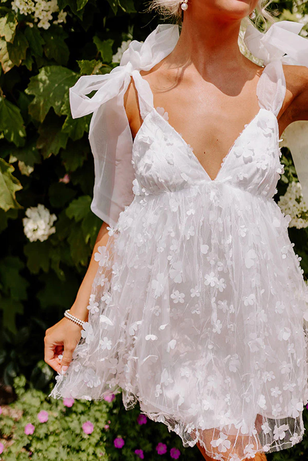 Robe de mariée bouffante en gaze élégante avec appliques de fleurs blanches