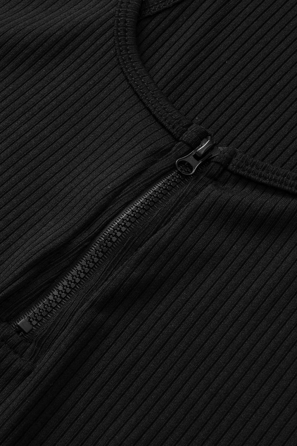 Crna rebrasta majica s patentnim zatvaračem s prednje strane veće veličine