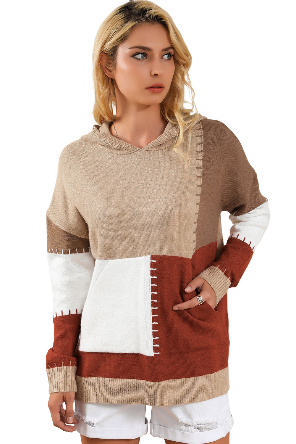 Smeđi pulover s kapuljačom s klokanovim džepovima i blokovima boja