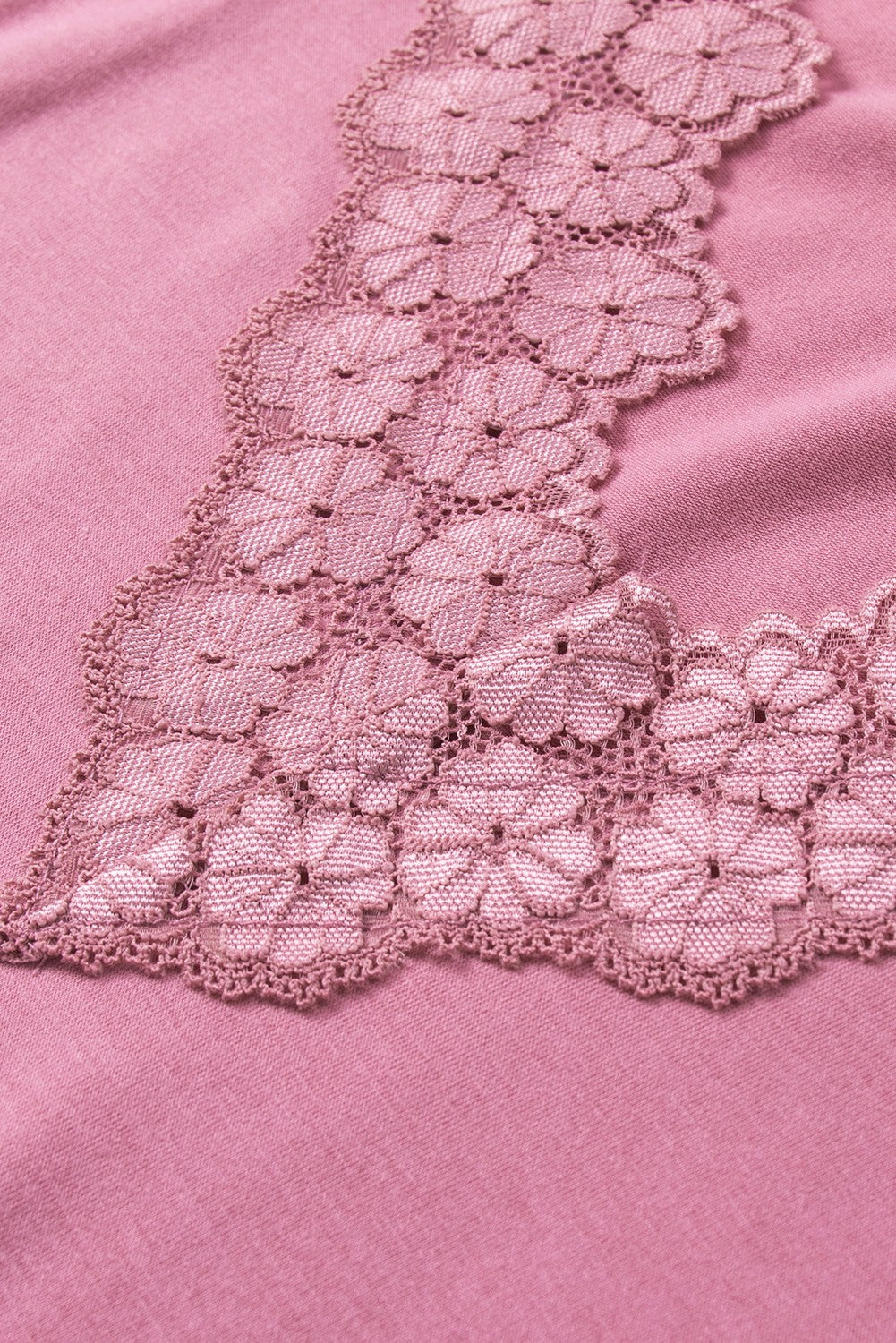 Rožnata majica s čipko in v-izrezom
