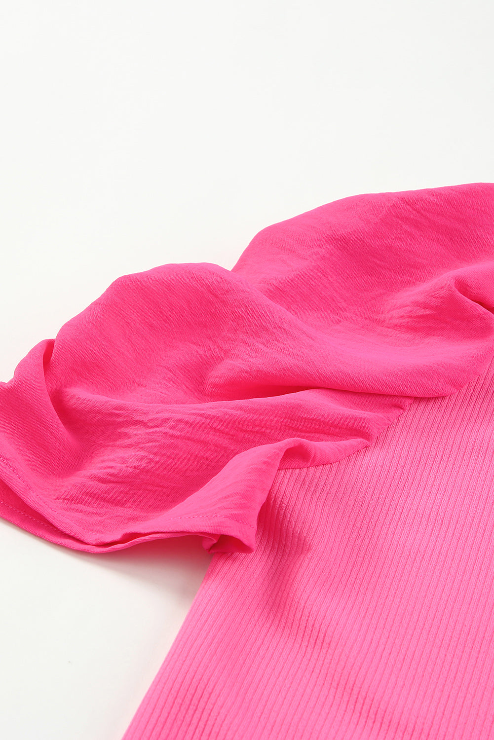 Majica s kratkimi rokavi in ​​napihnjeno rožnato rebrasto majico