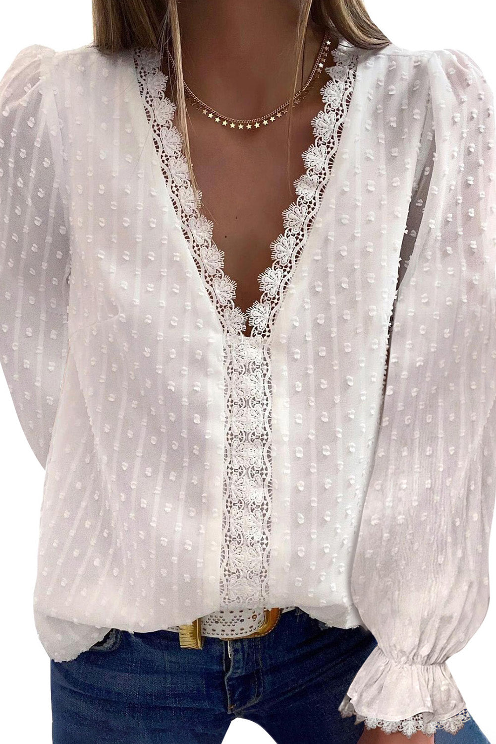 Elegantna bijela bluza od švicarske točkice s V-izrezom