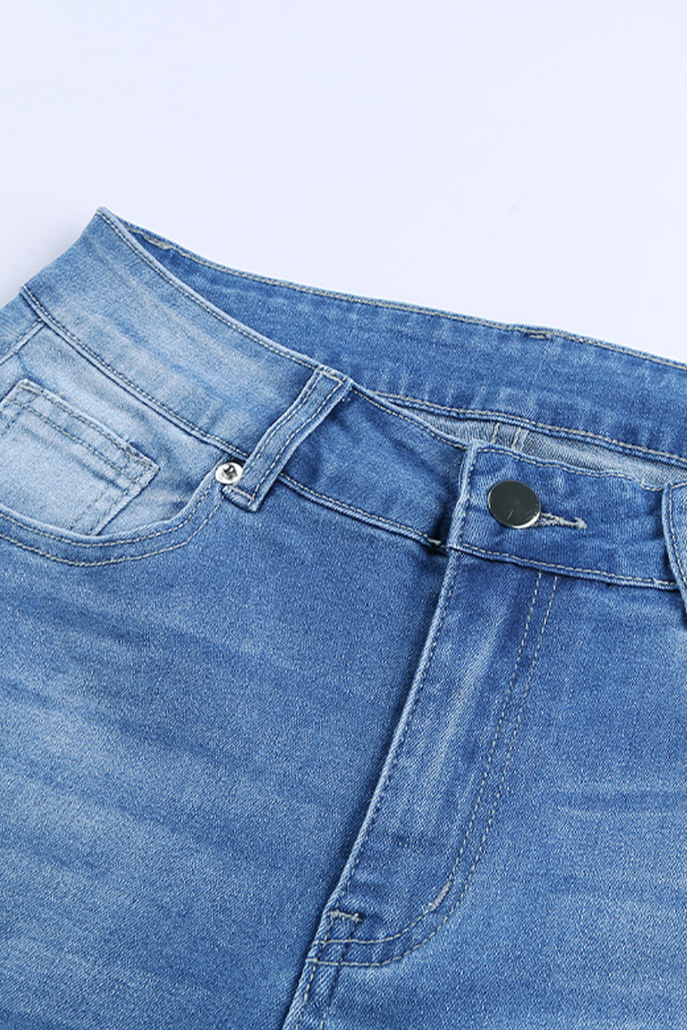 Verwaschene Jeans mit mittelhohem Bund und Löchern