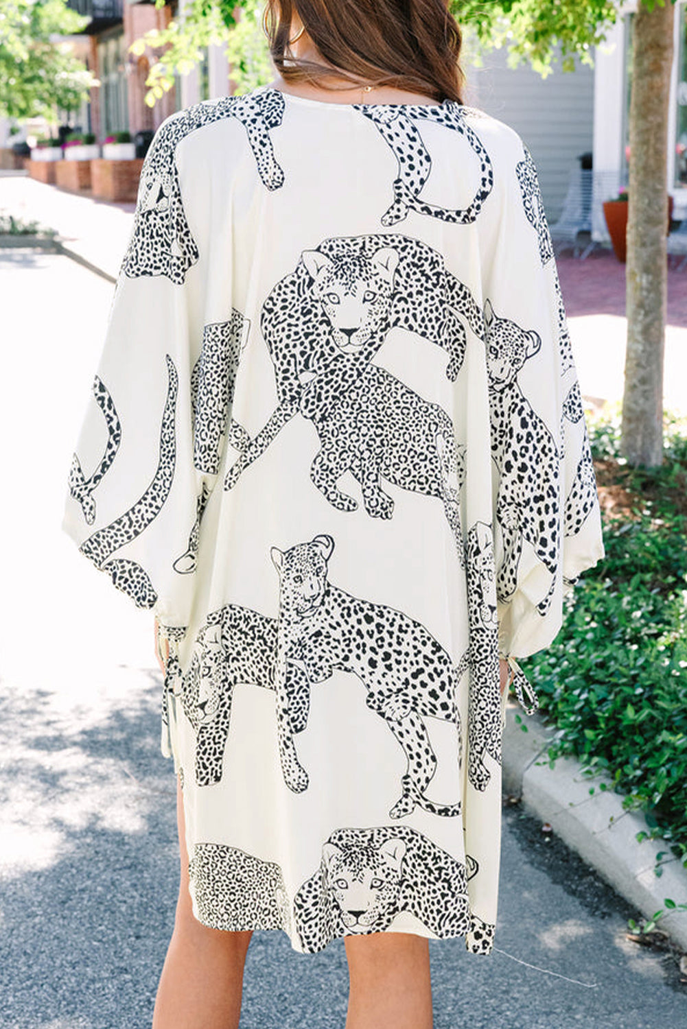 Kimono blanc à imprimé guépard, coupe ample, ouvert sur le devant