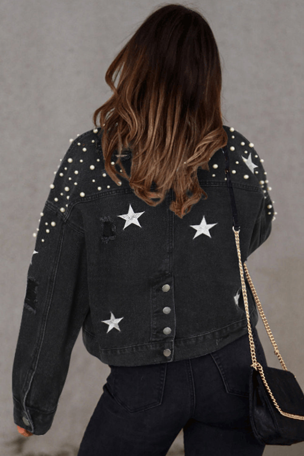 Schwarze verkürzte Jeansjacke mit Perlen und Sternen im Distressed-Look