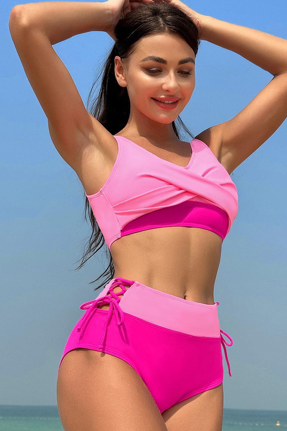 Rosenroter Colorblock-Bikini mit überkreuzter Schnürung und hoher Taille