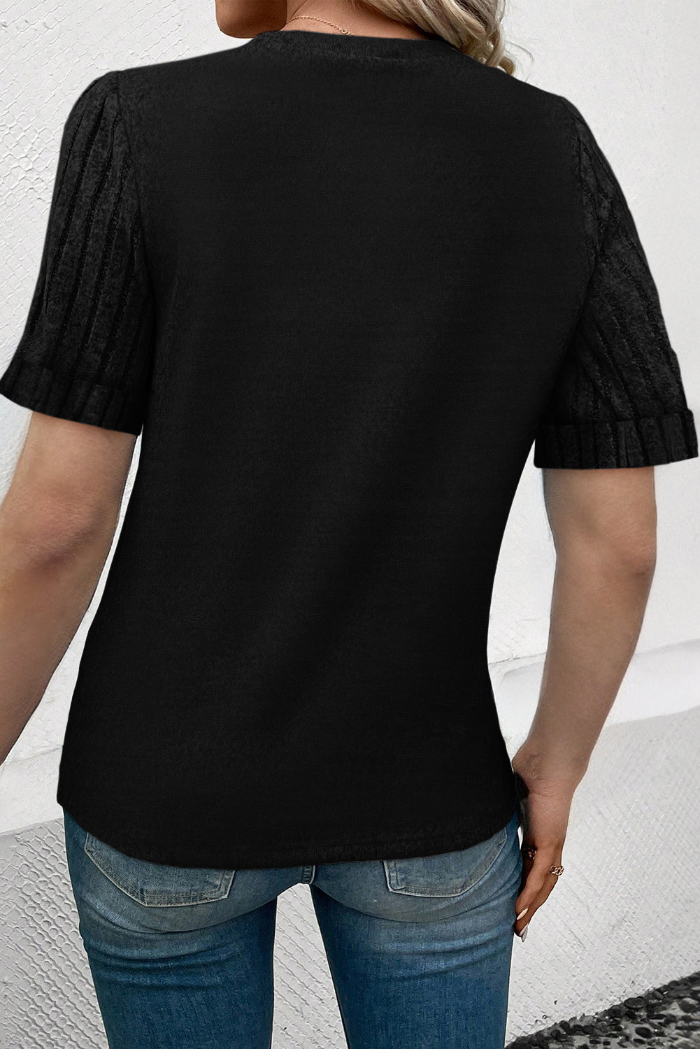 Crna majica s rebrastim rukavima i okruglim izrezom