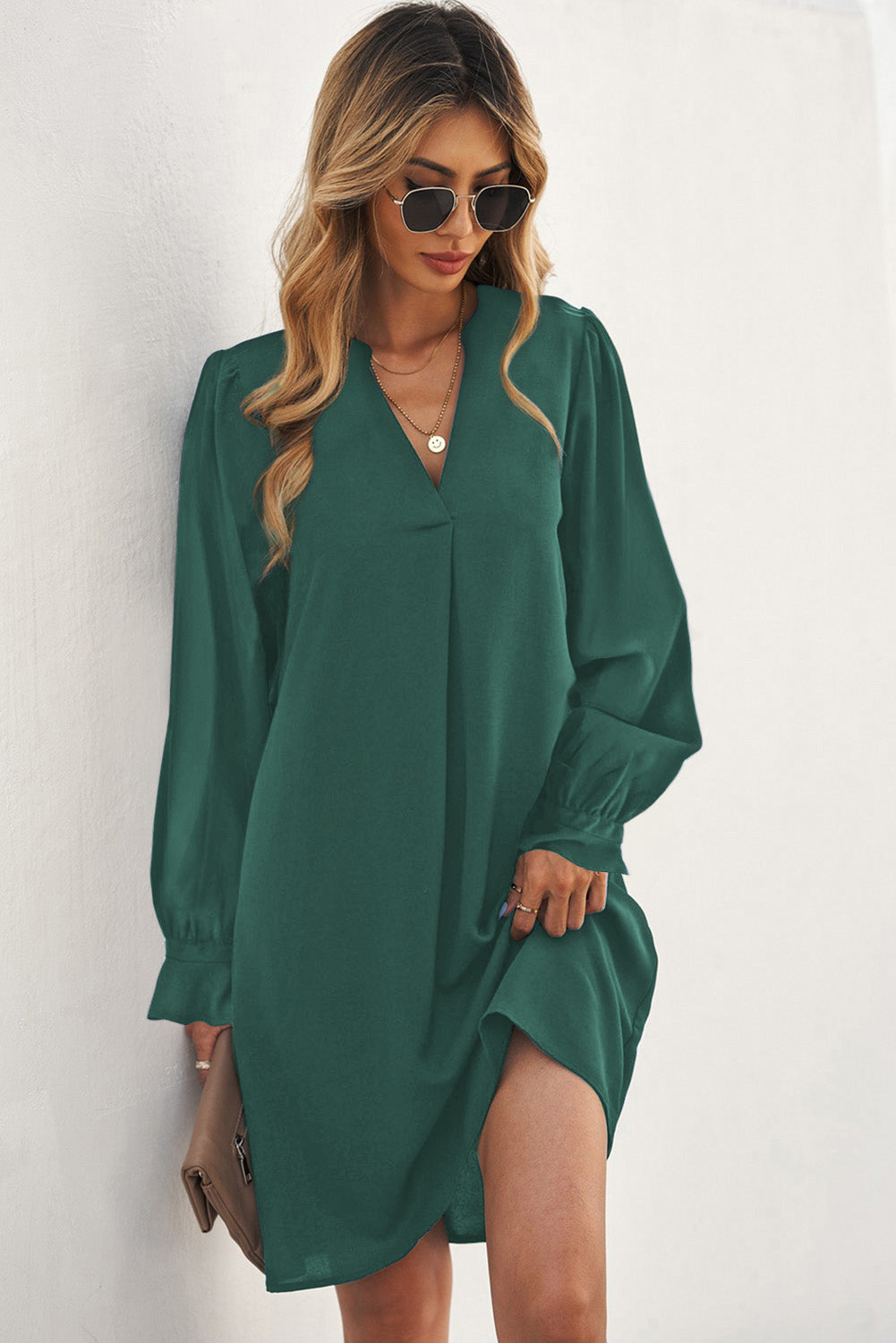 Grünes, geschlitztes Hemdkleid mit V-Ausschnitt und Rüschenärmeln