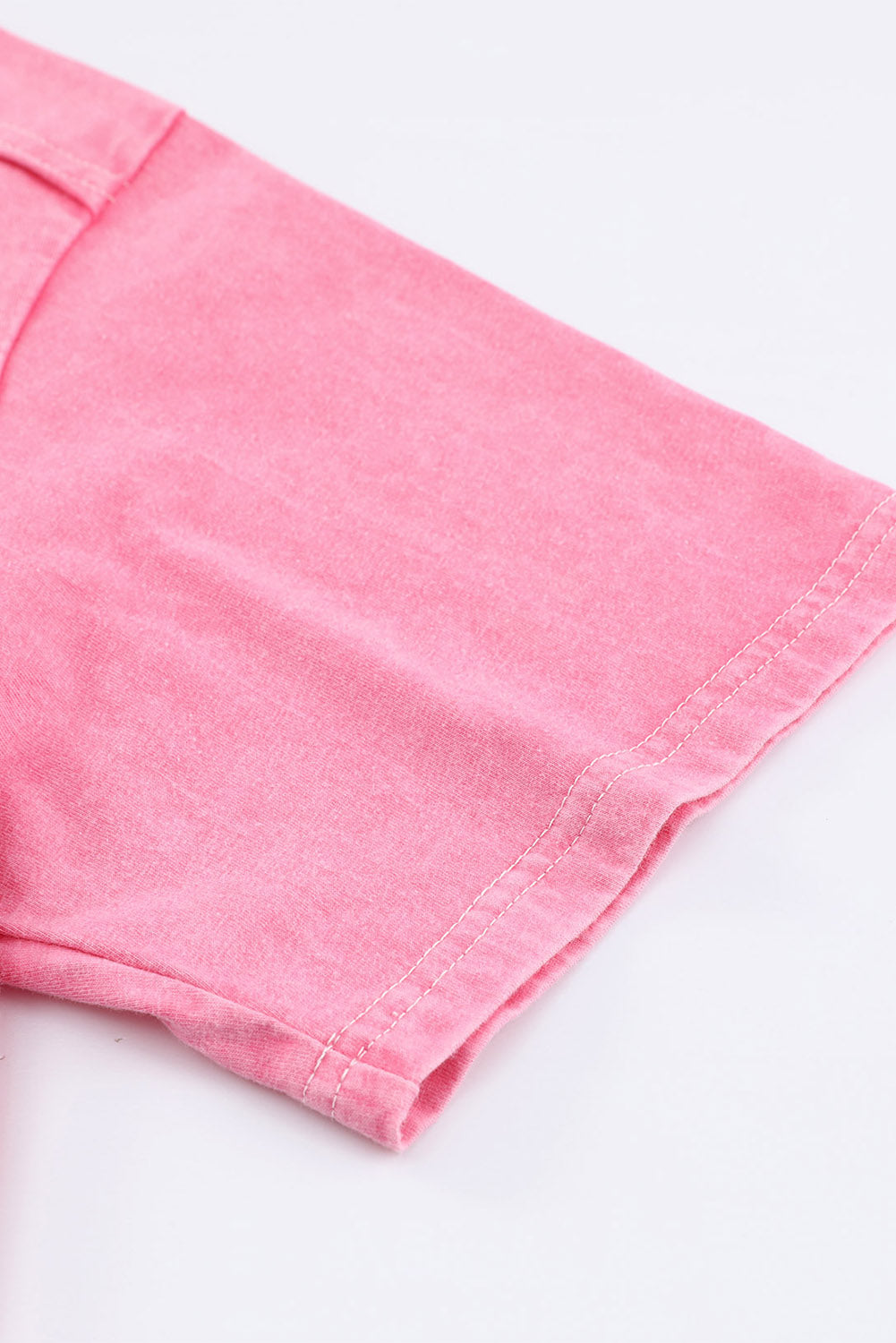 T-shirt rose à poche plaquée et dentelle délavée à l'acide