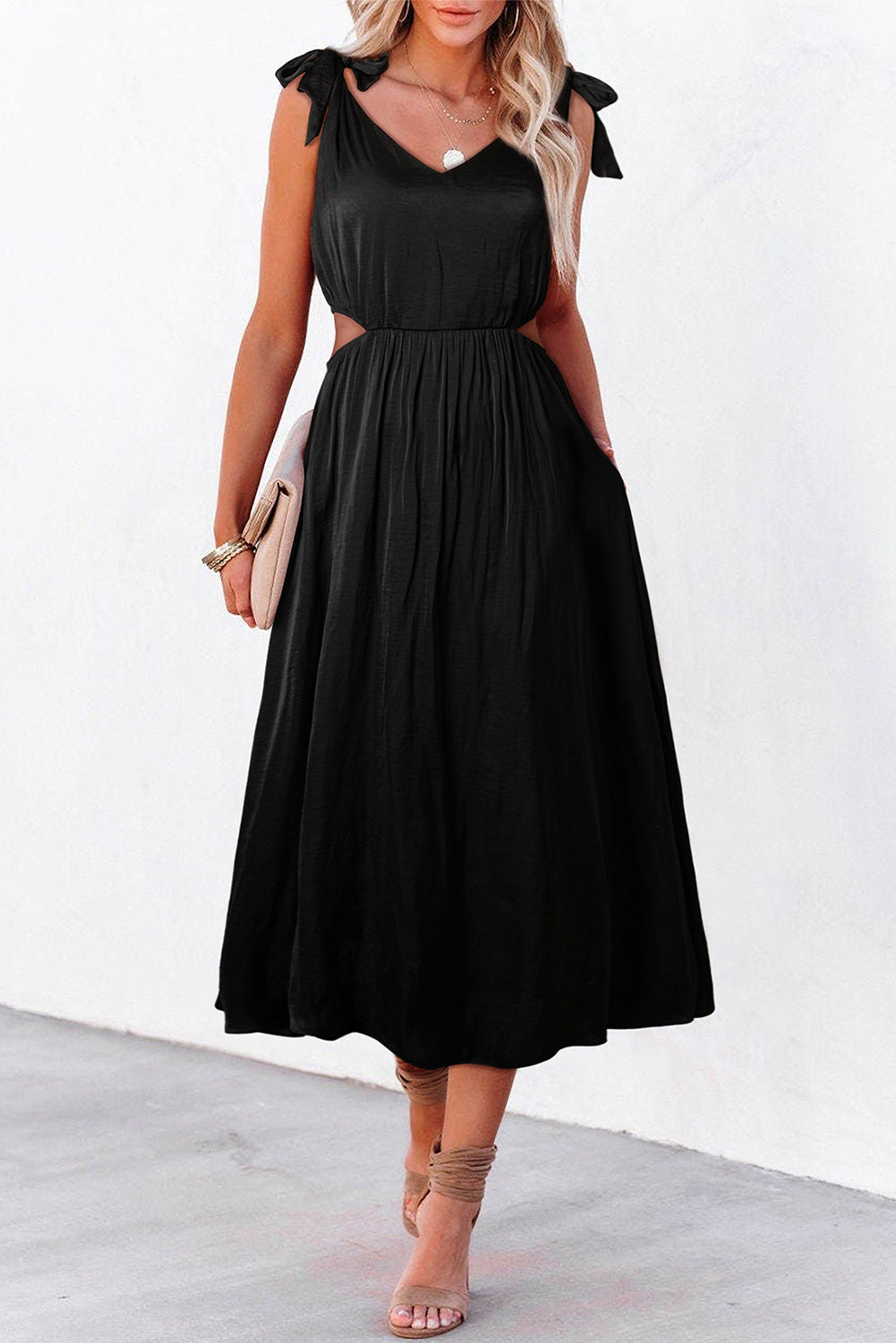Crna duga haljina s vezanim naramenicama, izrezana do struka