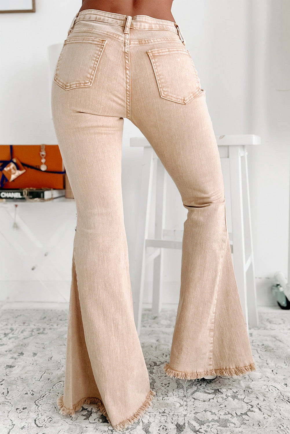 Jeans svasati a vita media con bordo grezzo color kaki