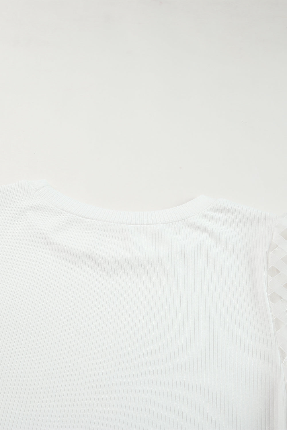 Bela karirasta pletena majica z napihnjenimi rokavi