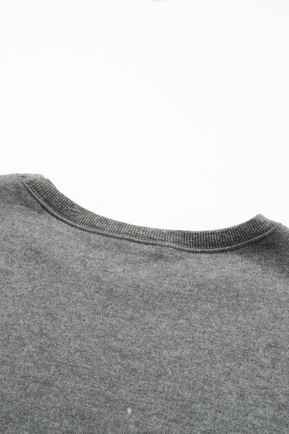 Siva pulover dugih rukava s blokovima boja