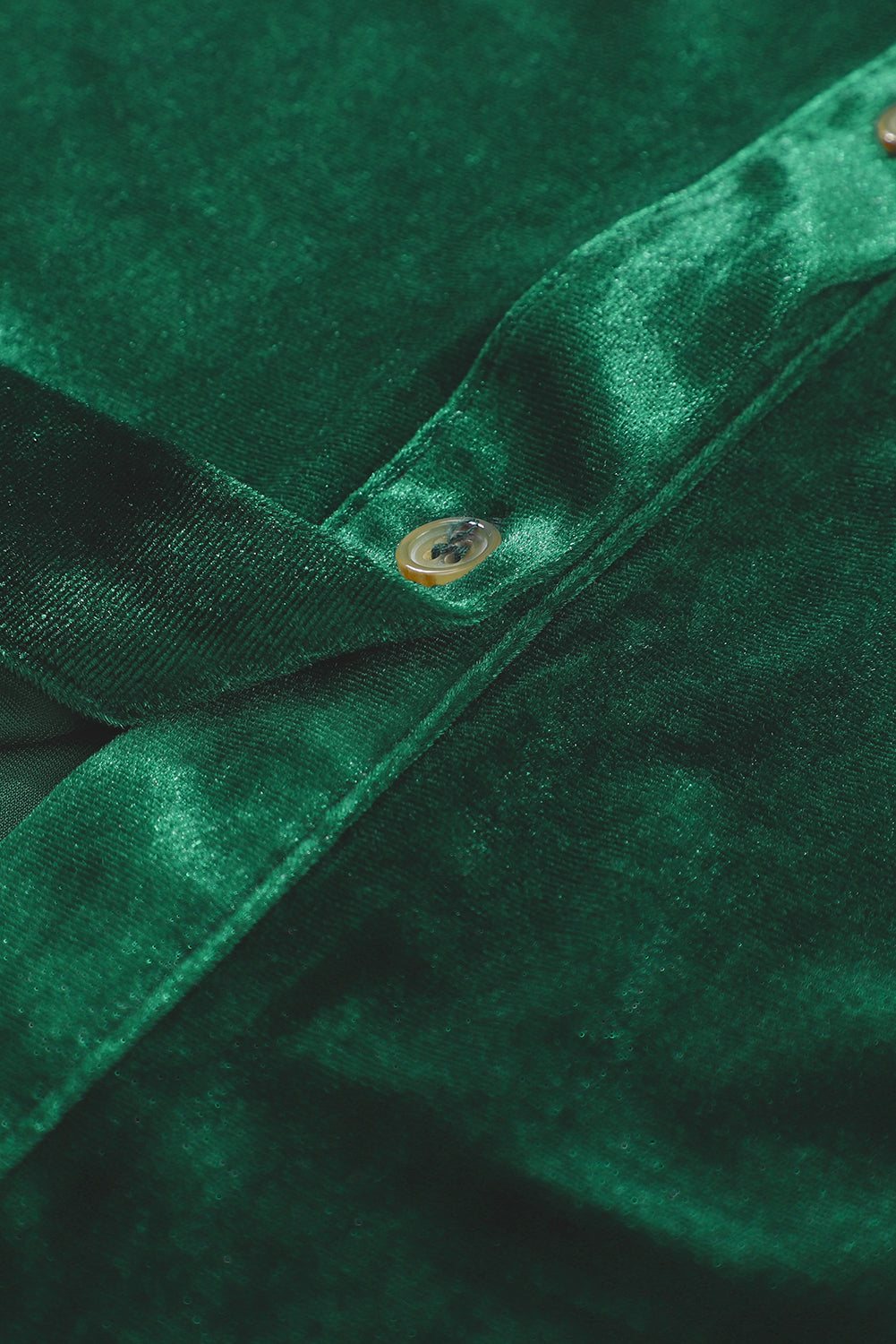 Robe verte boutonnée en velours à manches longues et à volants