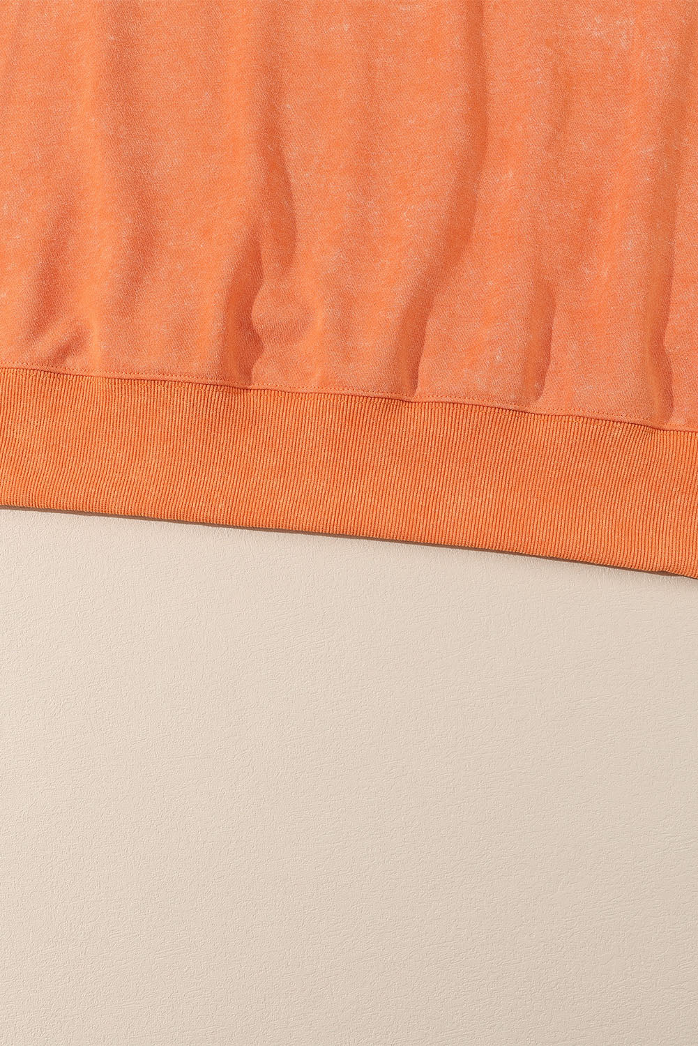 Ogromen pulover z rebrastimi obrobami v barvi grenivke in pomaranče