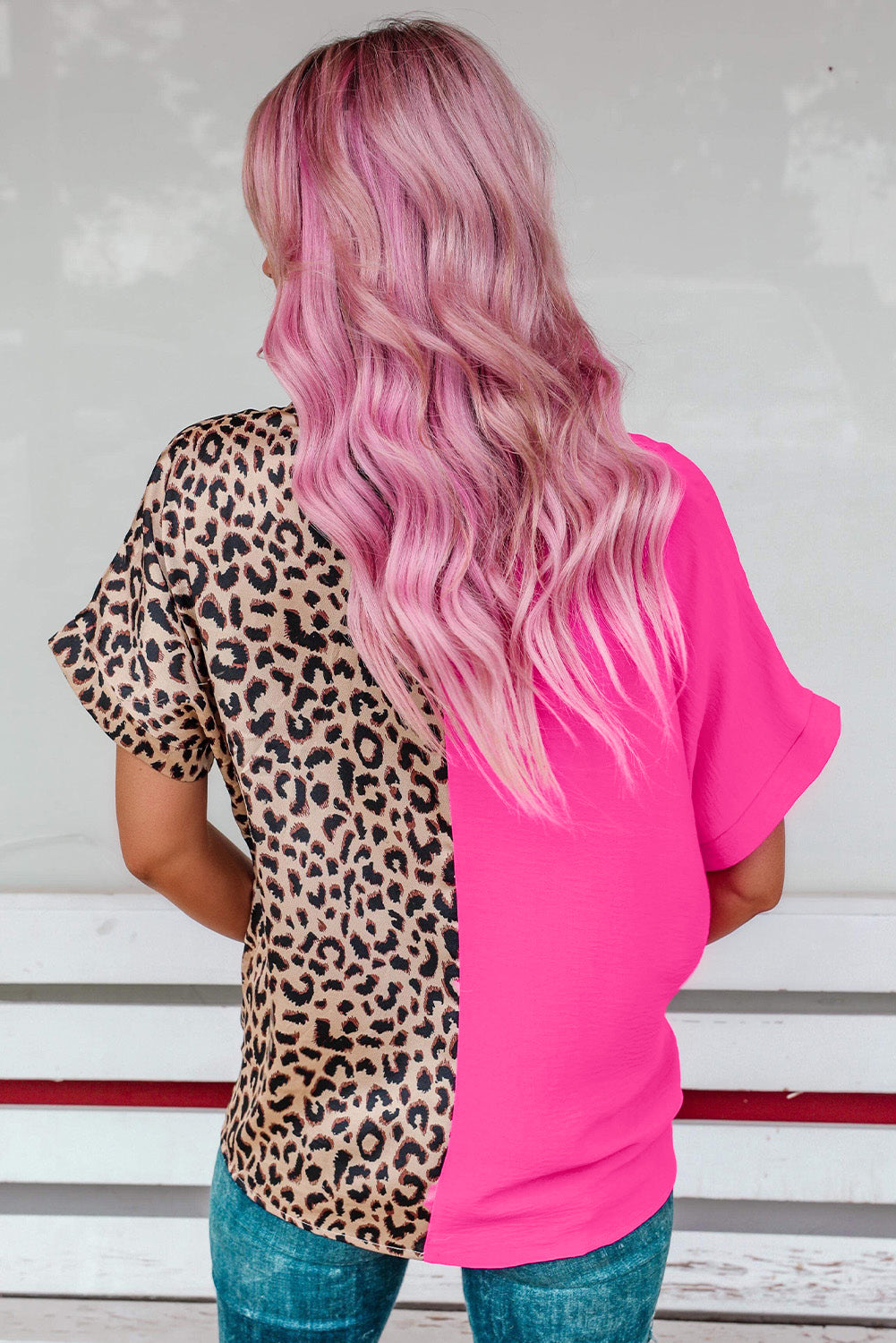 Khakifarbene Bluse mit kontrastierendem Leoparden-Farbblock