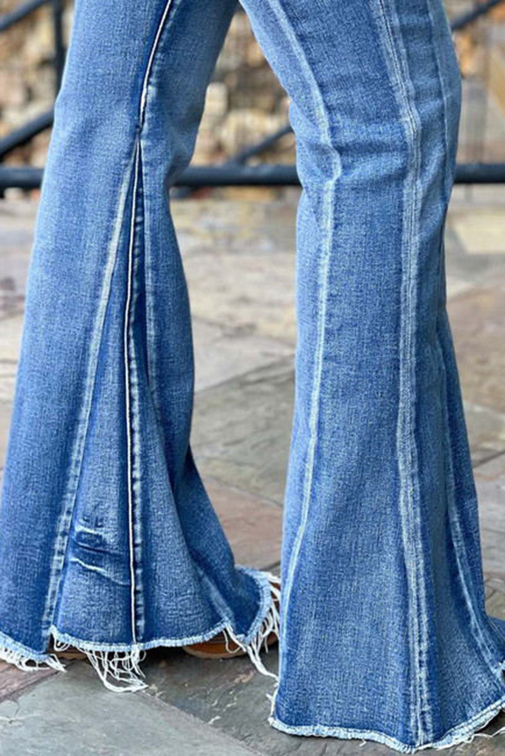 Jeans svasati con orlo grezzo e lavaggio acido azzurro