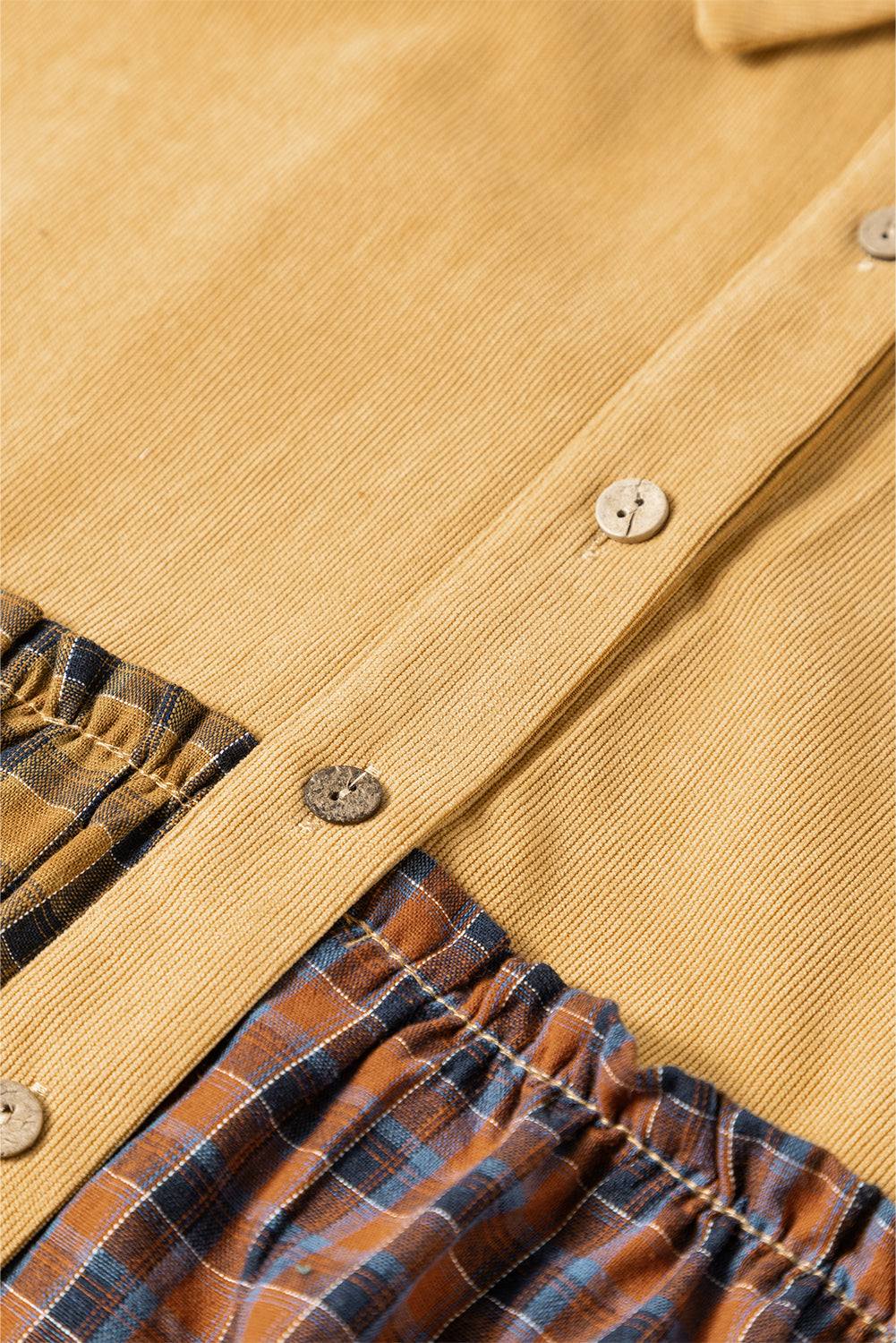 Senfgelbes Hemd mit kontrastierenden Karomustern und Puffärmeln