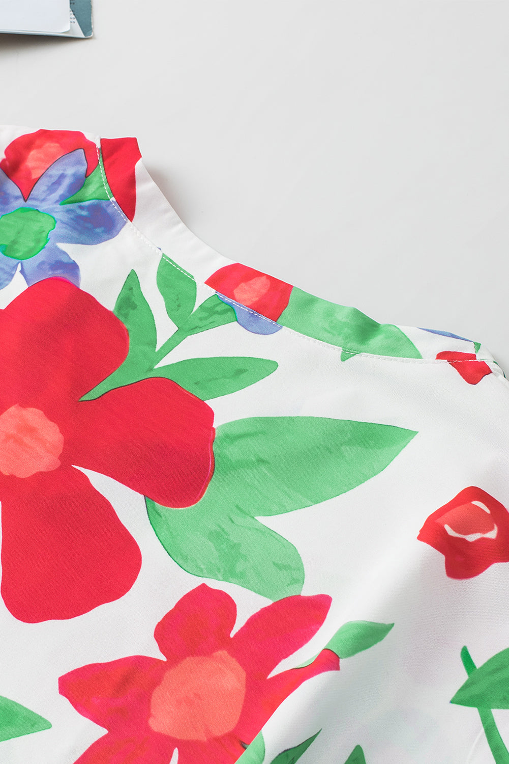Bluse mit V-Ausschnitt und Brusttasche mit Blumenmuster