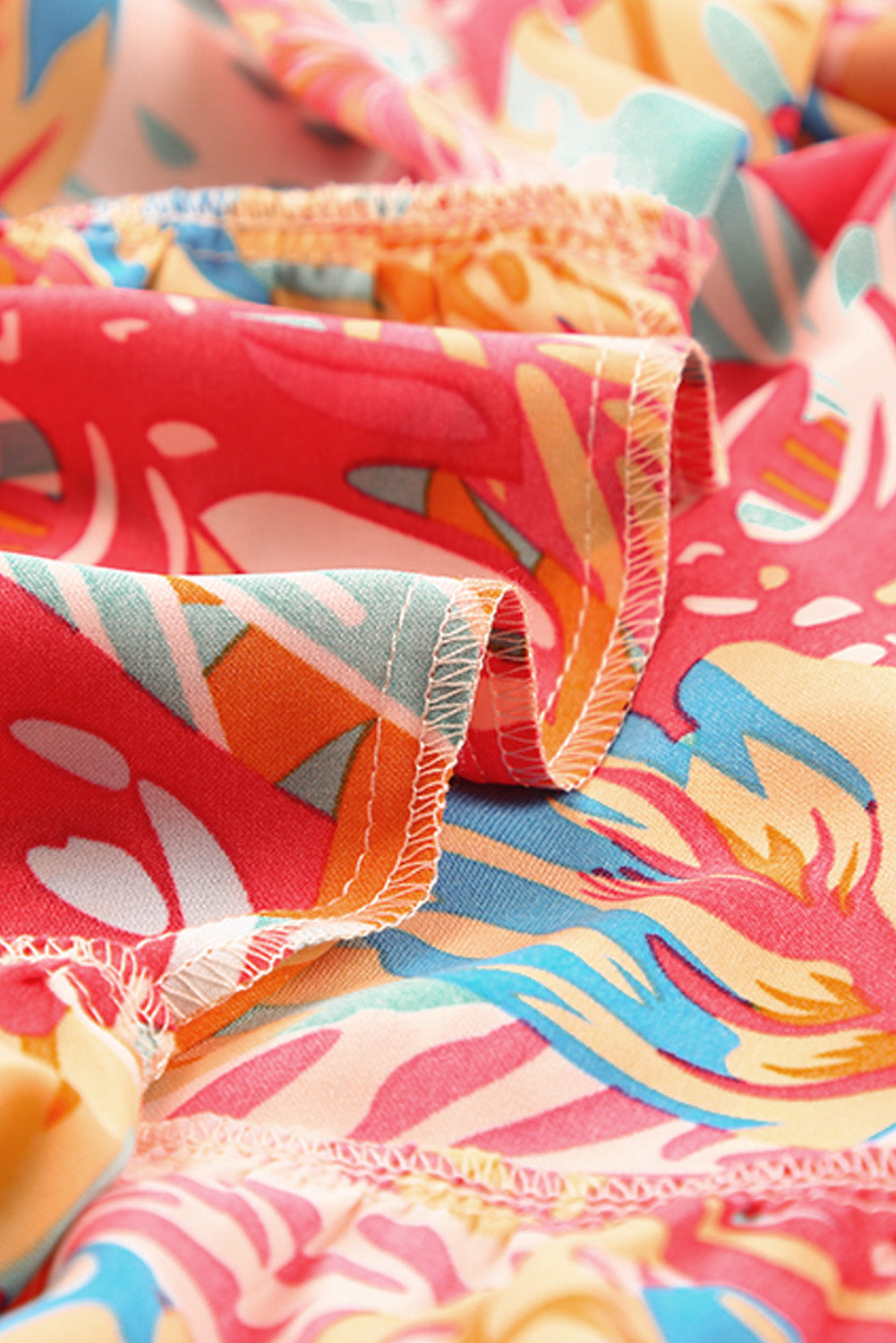 Robe longue multicolore à volants smockés et imprimé tropical vibrant