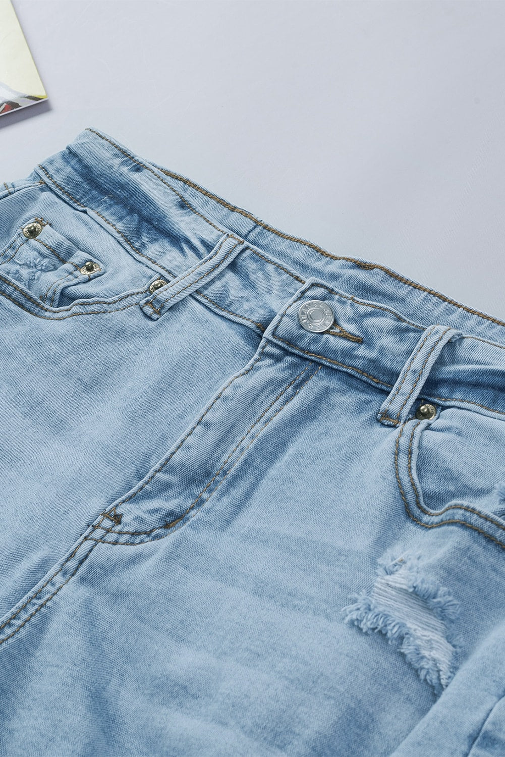 Himmelblaue, ausgefranste Slim-Fit-Jeansshorts mit hoher Taille