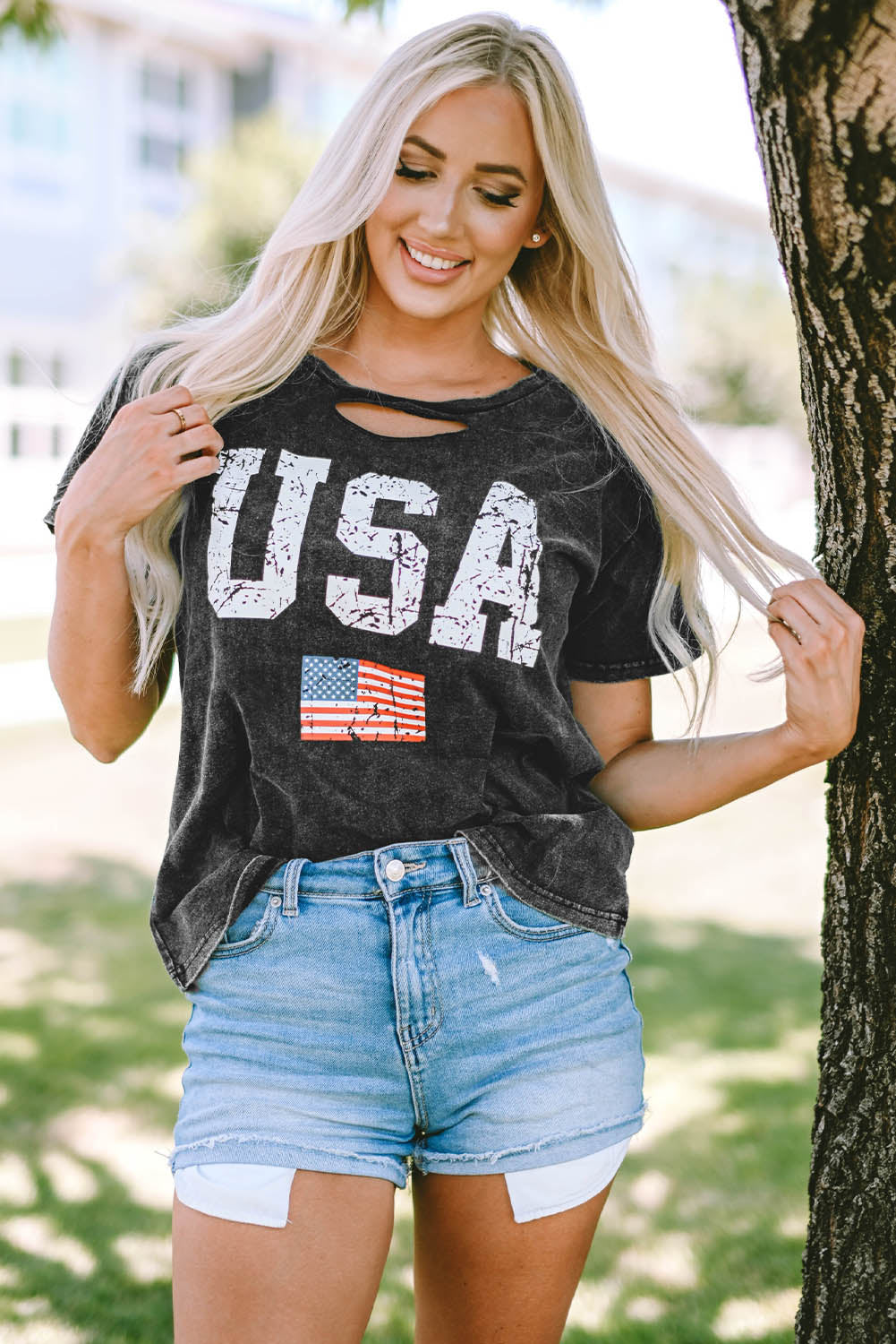 Schwarzes T-Shirt im Used-Look mit Batikmuster und USA-Flagge