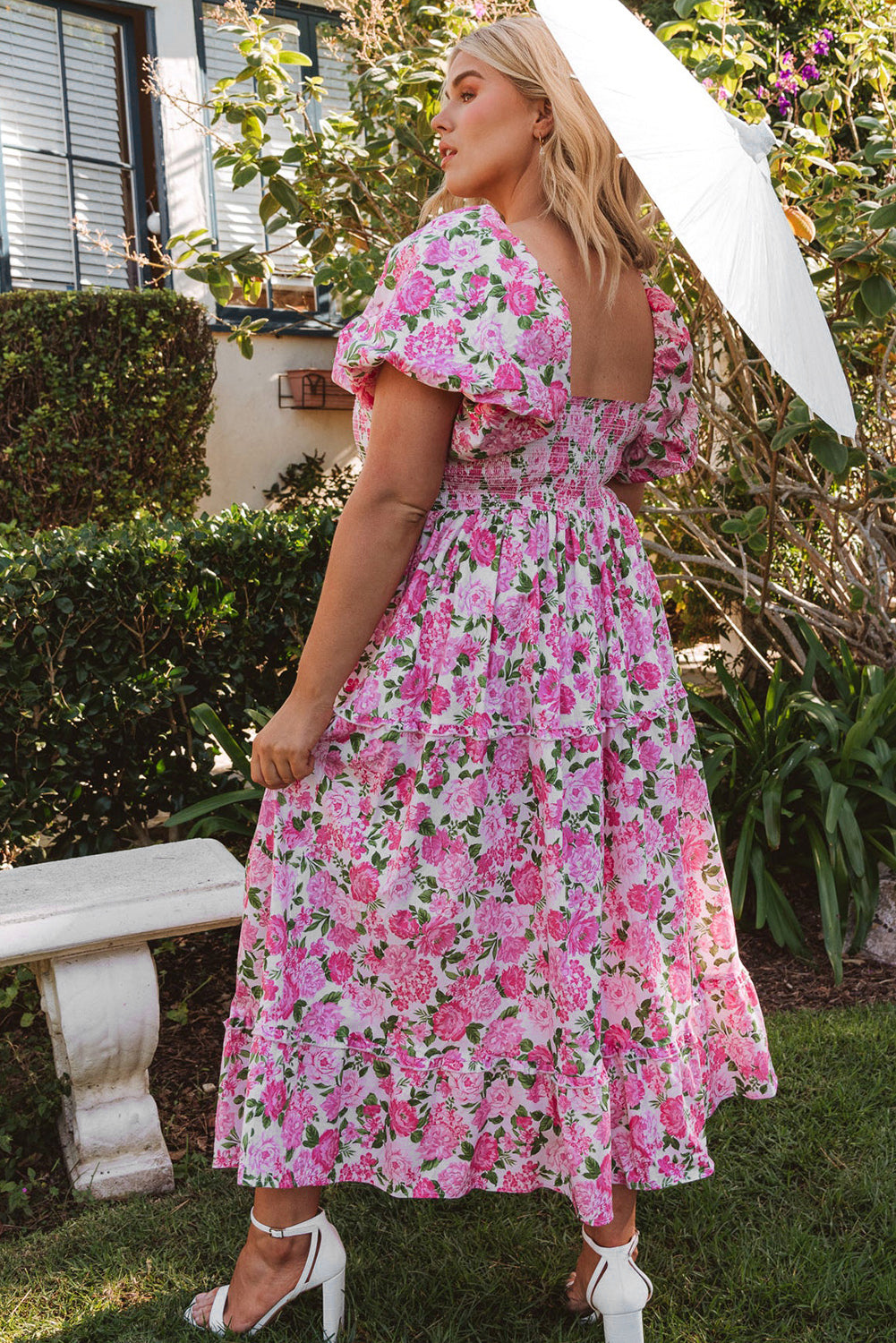 Rožnata obleka z napihnjenimi rokavi in ​​cvetličnim vzorcem velike velikosti