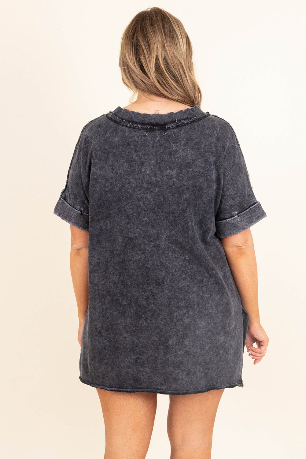 Graues Oversize-T-Shirt in Mineralwaschung mit Schlitz und aufgesetzter Tasche