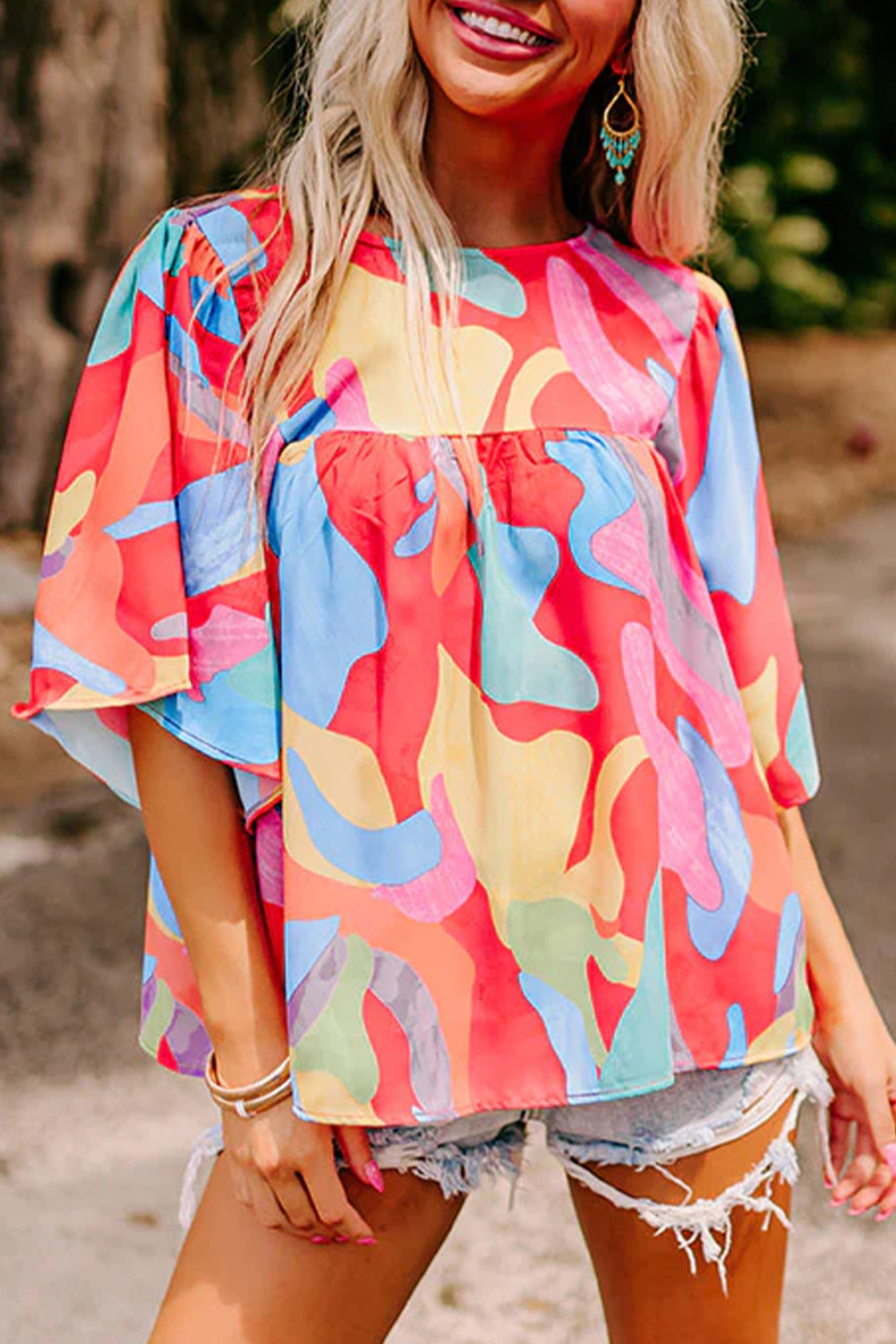 Večbarvna bluza z abstraktnim vzorcem in širokimi rokavi z okroglim izrezom