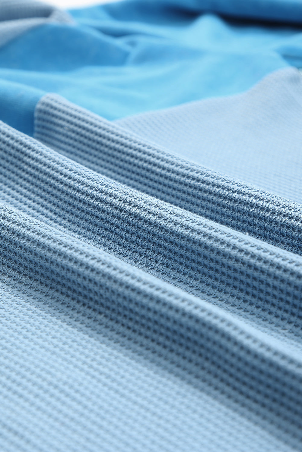 Nebesno modra majica s spuščenimi rameni iz vafelj pletene patchwork velike velikosti