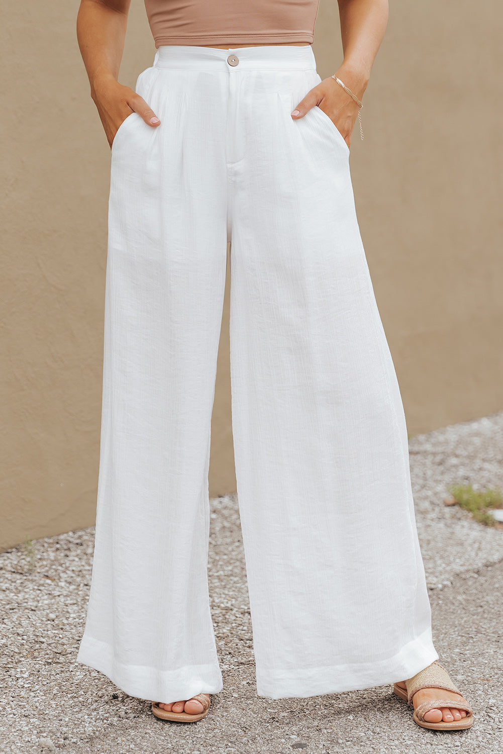 Bele enobarvne široke hlače z gubami v pasu