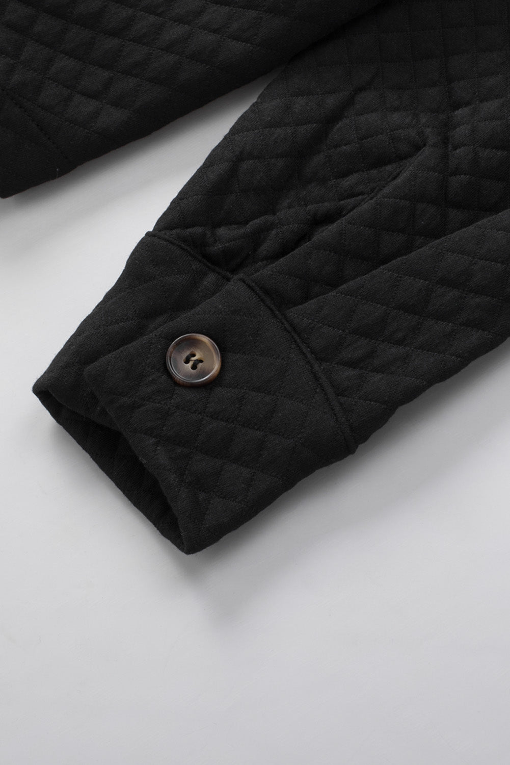 Khakifarbene, gesteppte Retro-Jacke mit Knopfleiste und Pattentasche
