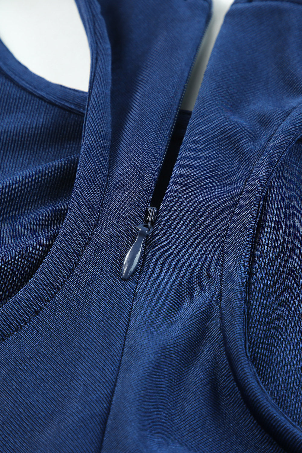 Modra dirkaška pletena midi obleka z naborki