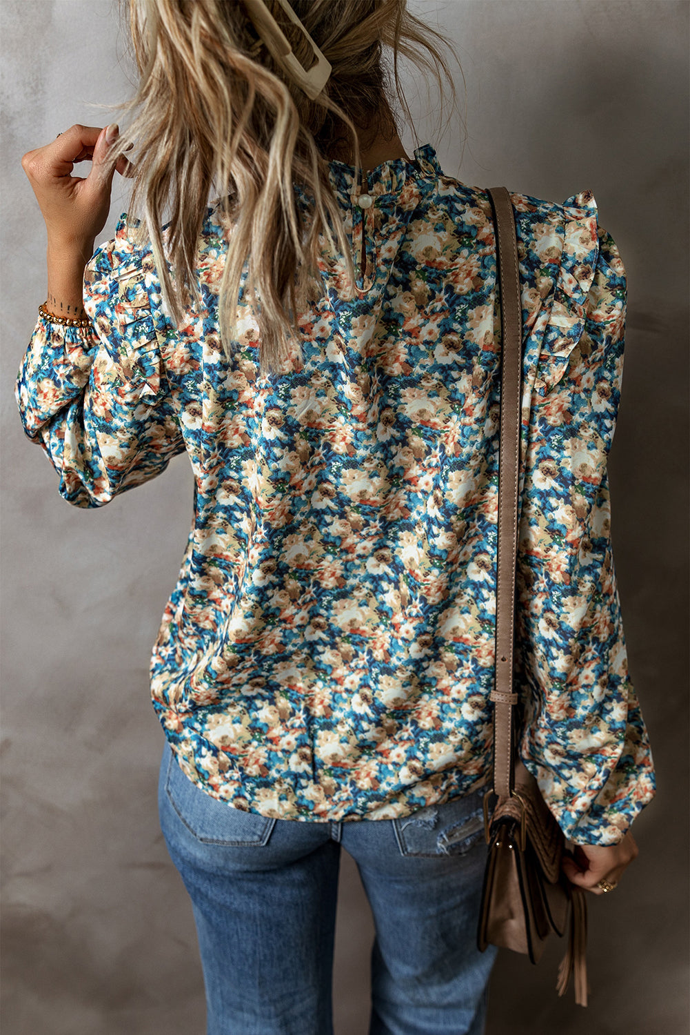 Blouse bleu ciel à manches bouffantes et col montant à volants et imprimé floral