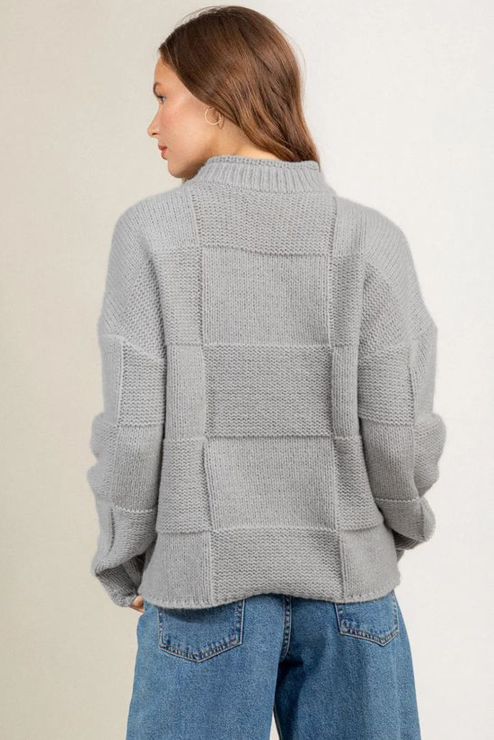 Siv karirast pulover z lažnim ovratnikom