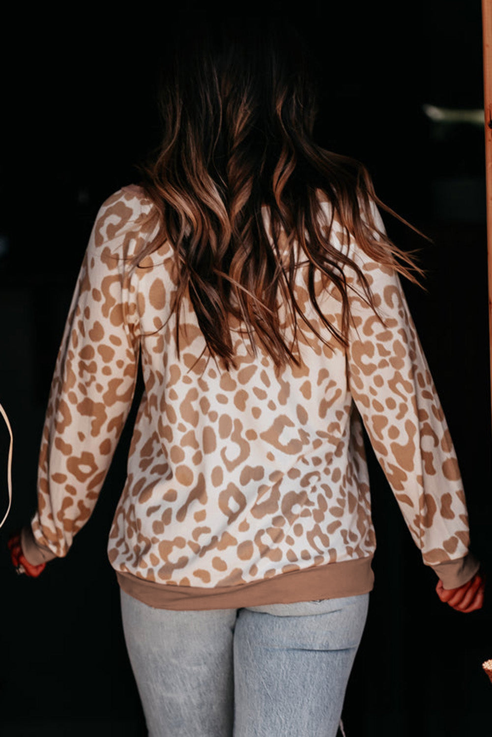 Majica z dolgimi rokavi z ladjastim izrezom in velikim leopardjim potiskom v kaki barvi