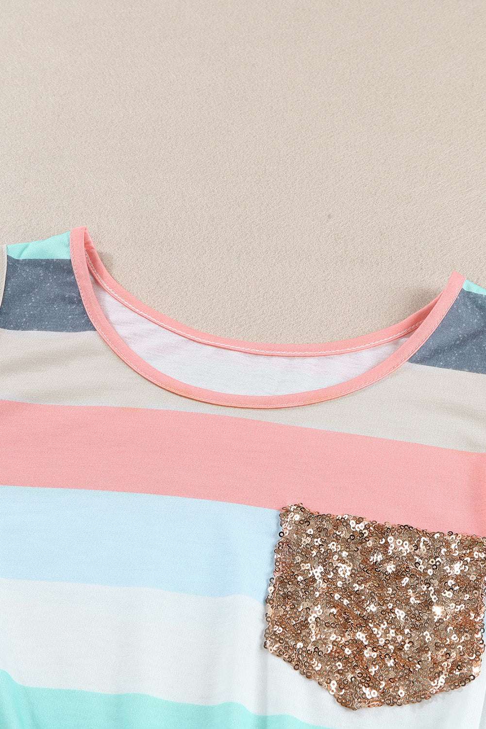 Večbarvna črtasta majica z žepi in patchwork z bleščicami