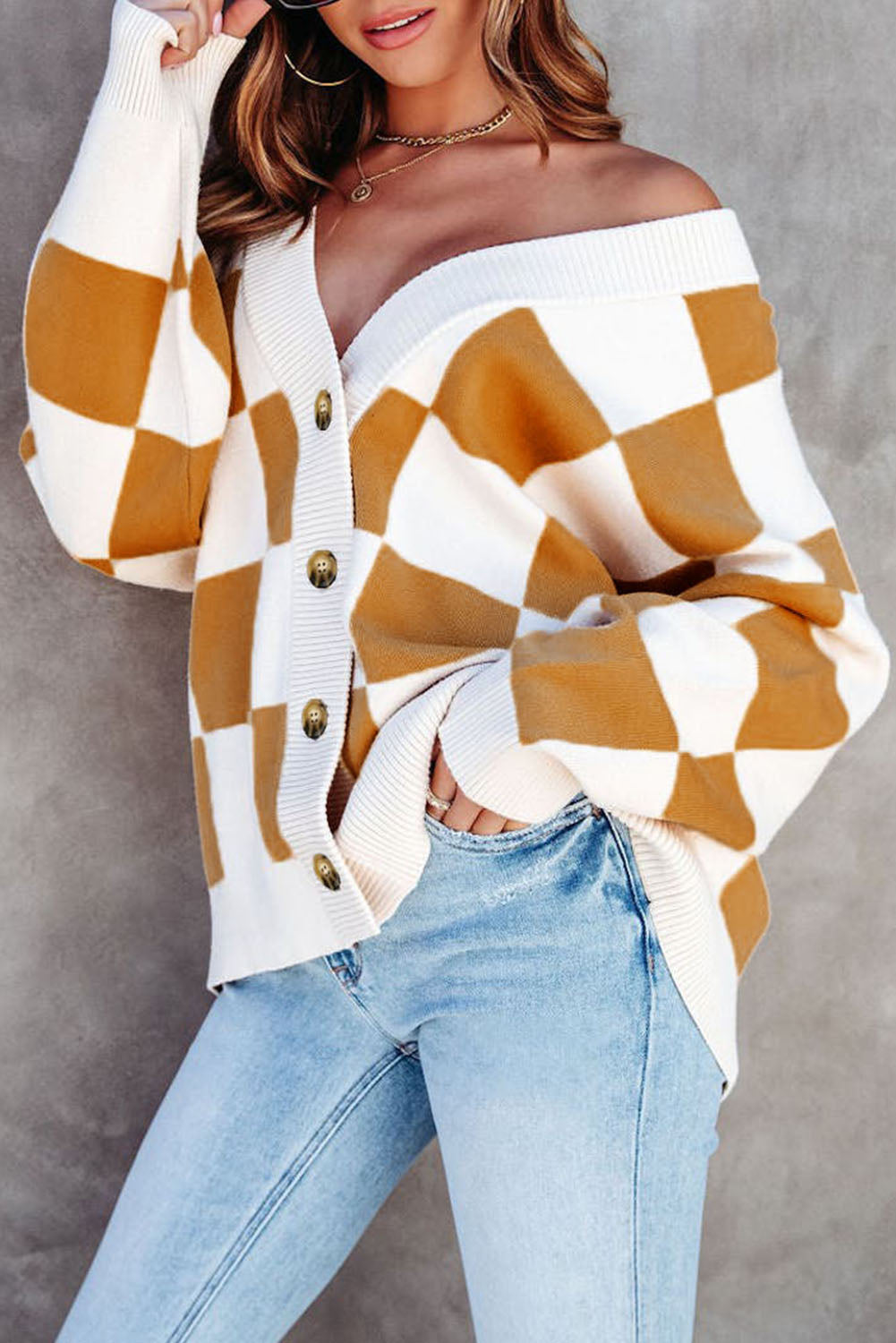 Brauner Pullover-Cardigan mit Knopfleiste und kontrastierendem Karomuster