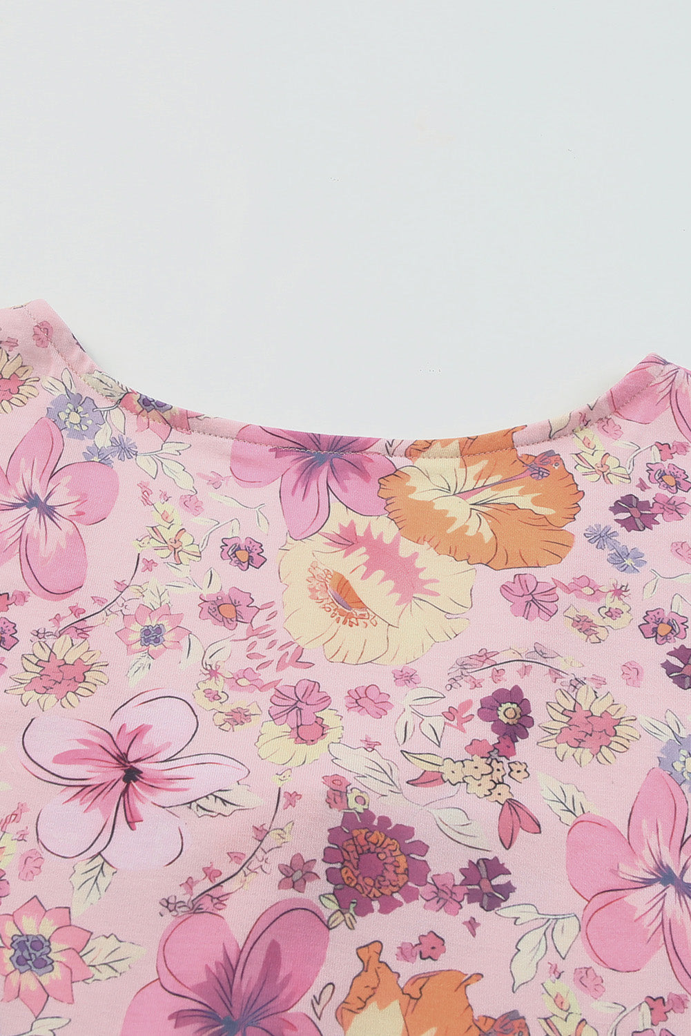 Večbarvna mini obleka s cvetličnim vzorcem hibiskusa in naborki
