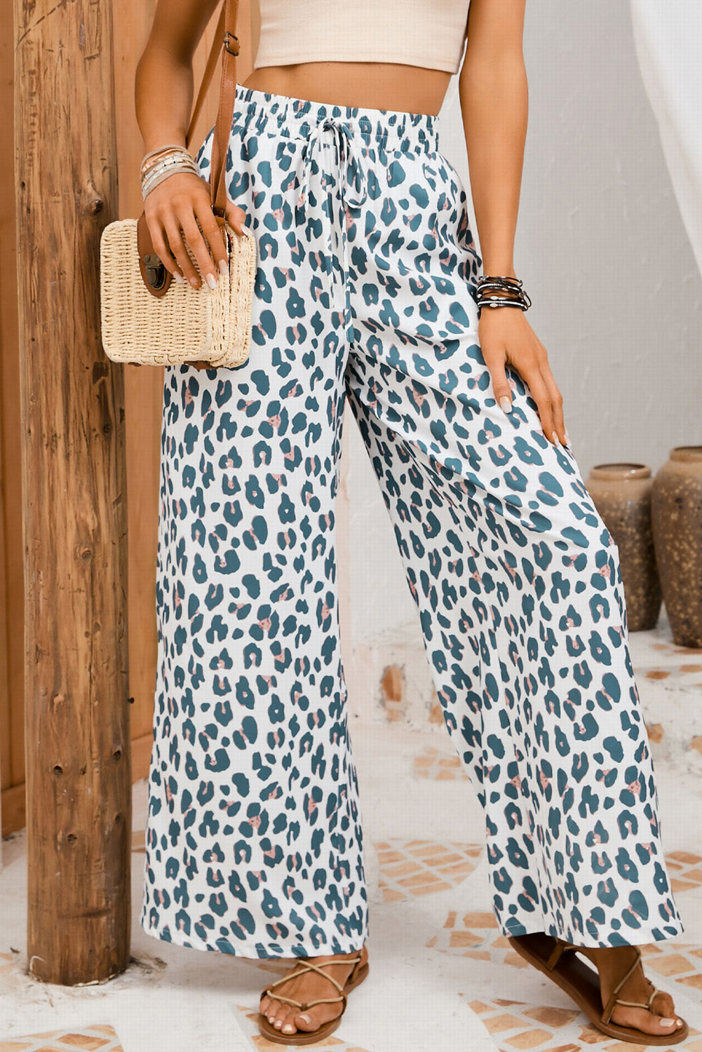 Bijele široke hlače s leopard uzorkom i džepovima