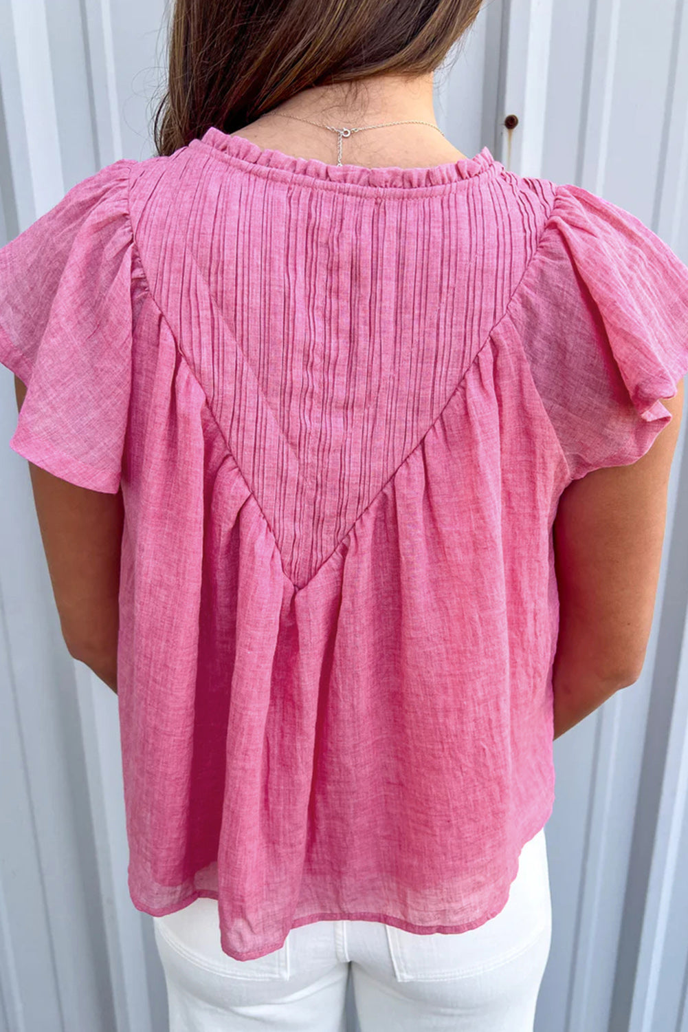 Jarko ružičasta teksturirana lepršava gaza bluza s podijeljenim ovratnikom