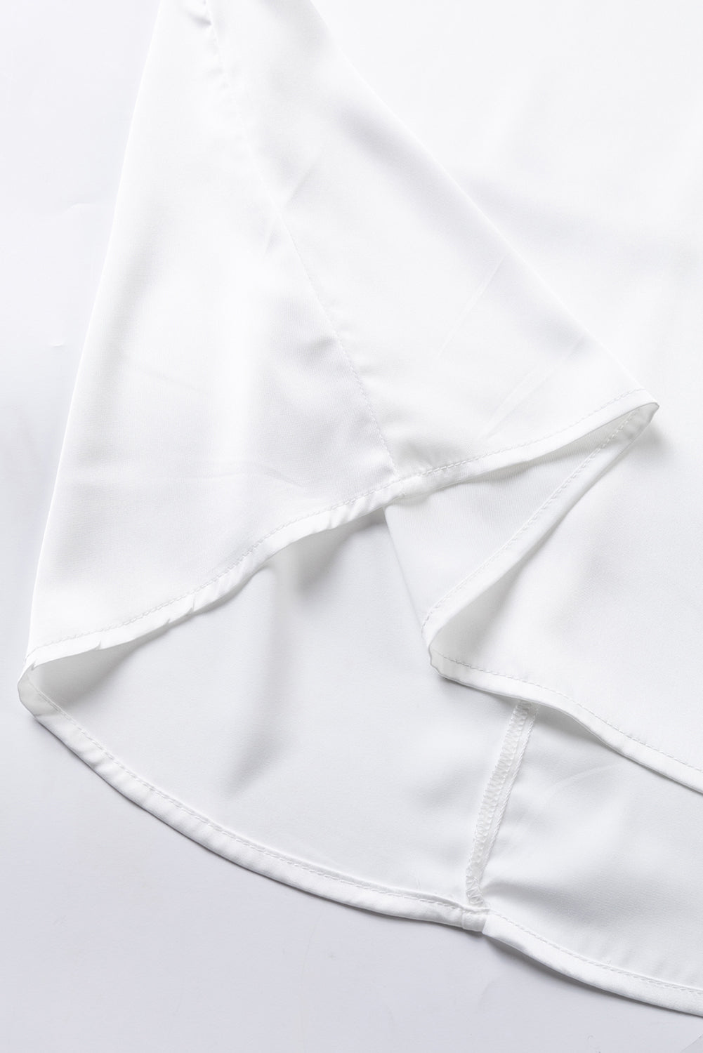 Bijela jednobojna satenska bluza s V izrezom i šišmiš rukavima