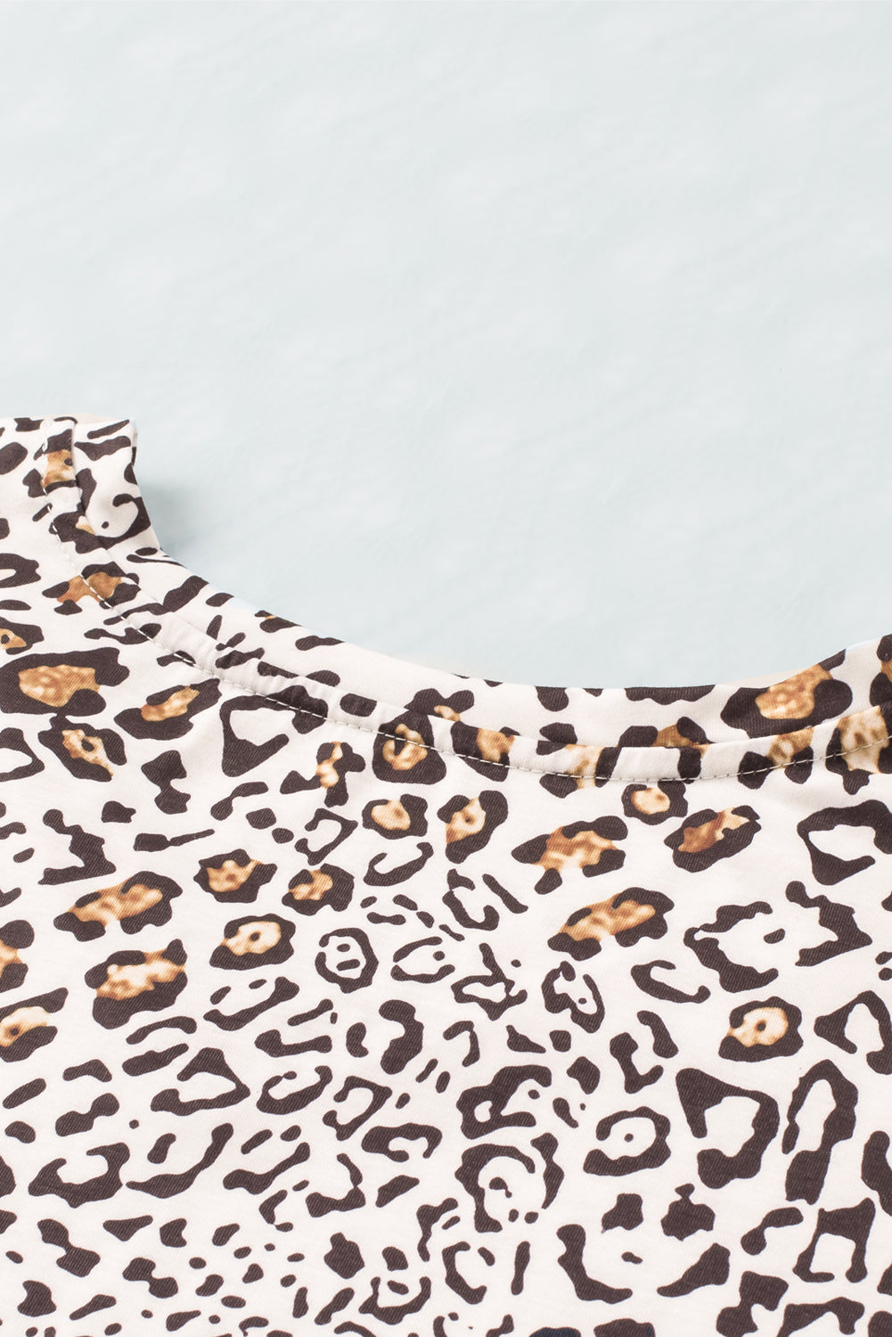 Ohlapna majica z leopardjim vzorcem z v-izrezom
