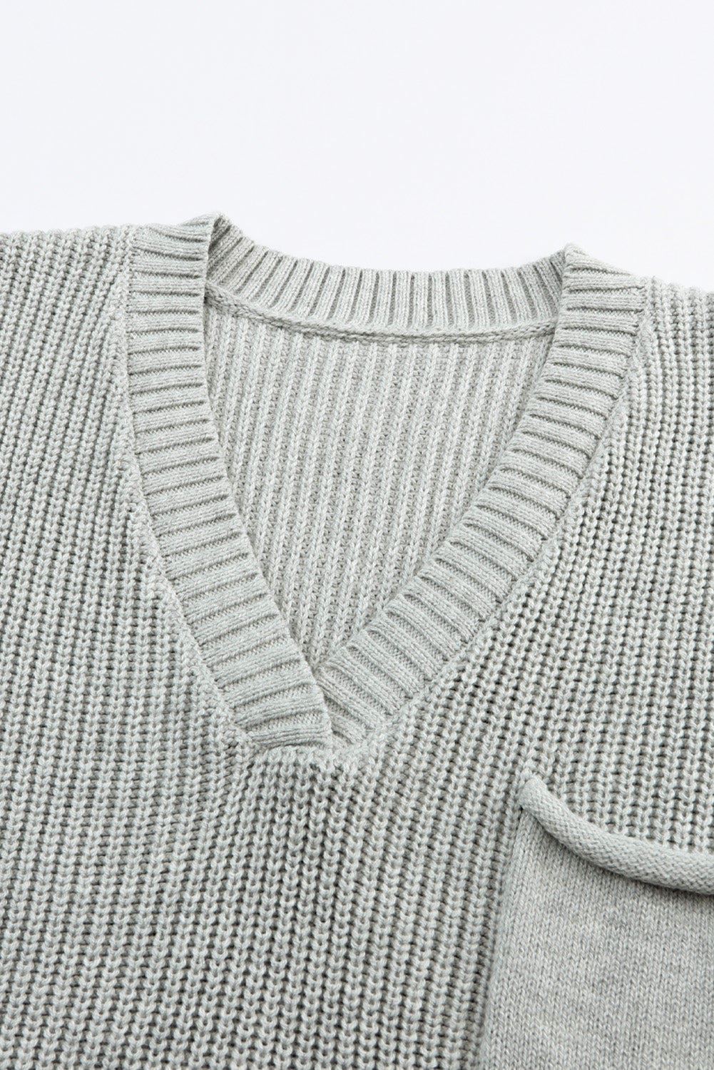 Set aus grauem Strickpullover mit V-Ausschnitt und Freizeithose