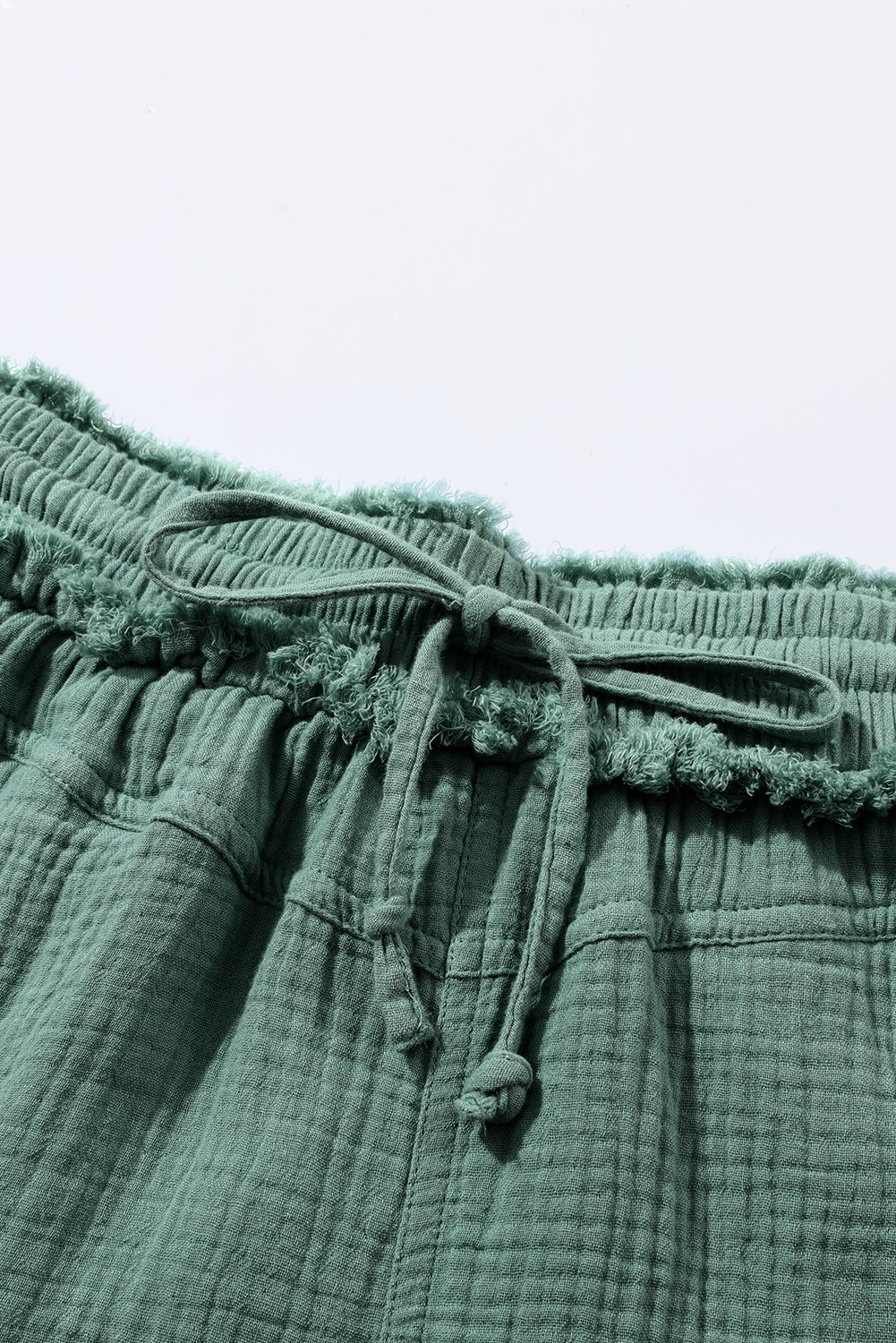 Pantaloncini casual con bordo grezzo increspato verde nebbia