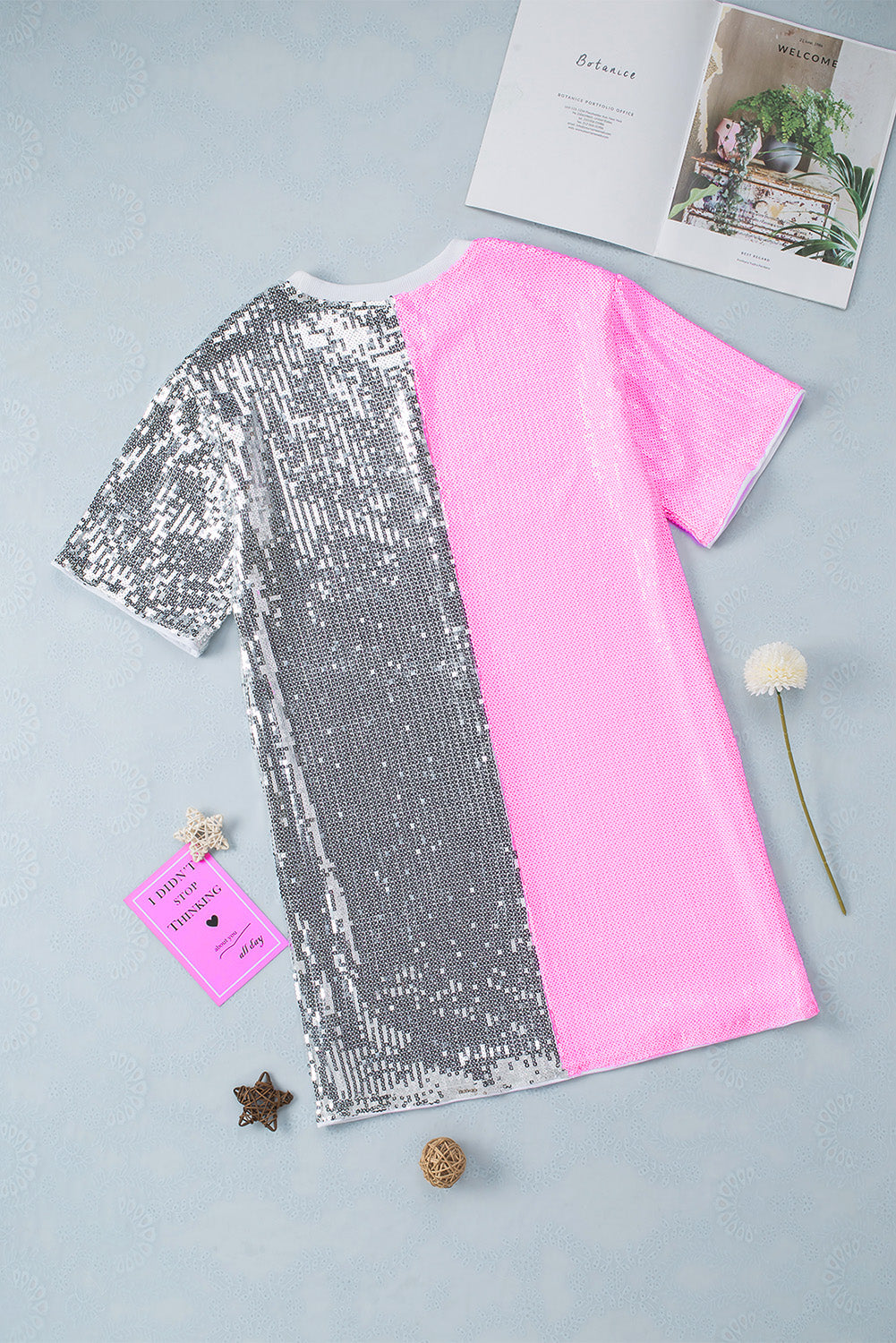 Ružičasta šljokičasta mini haljina s pomaknutim rukavima