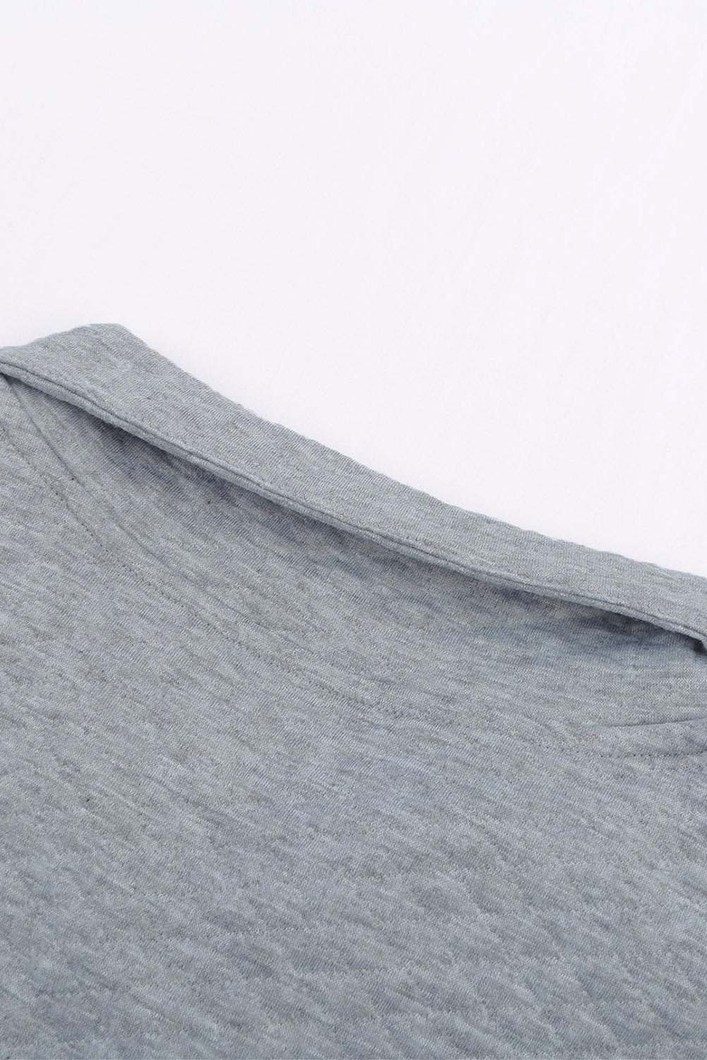 Siva prošivena majica s kratkim izrezom i lažnim prednjim džepom
