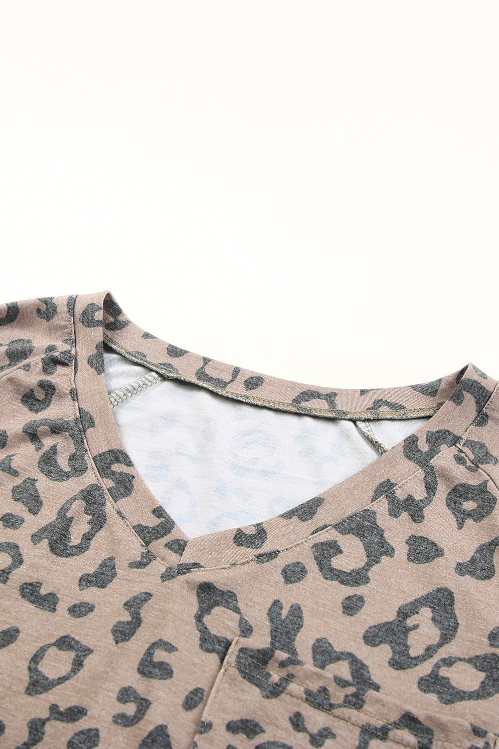 Smeđa leopard majica s V izrezom i prednjim džepom